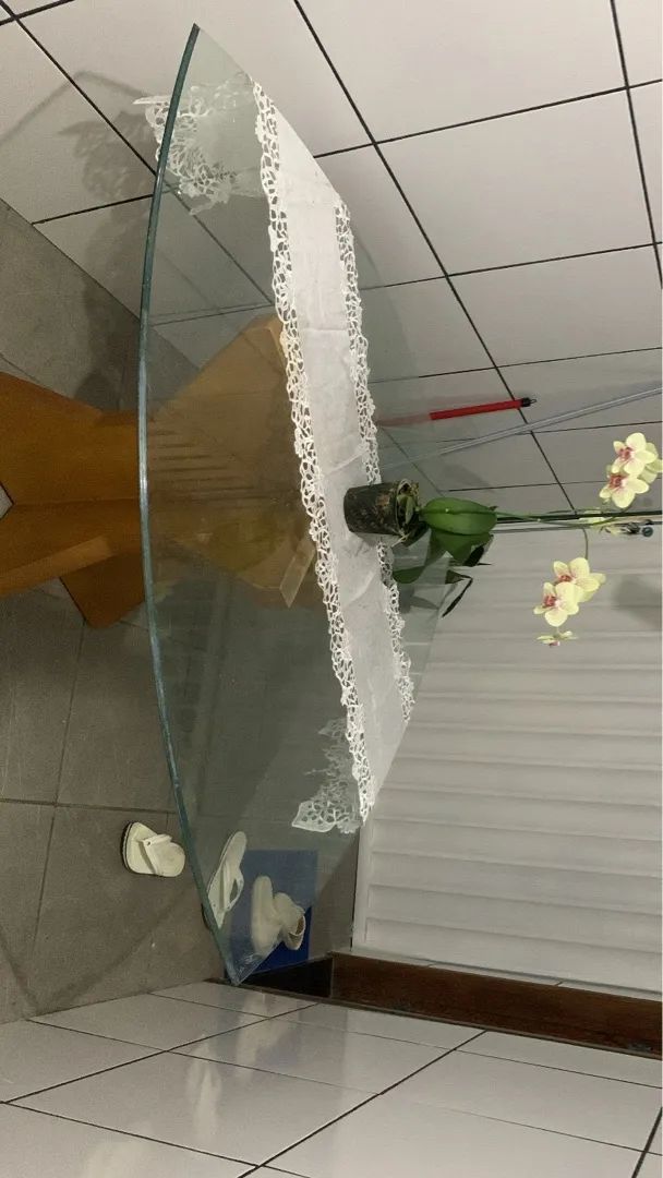 Mesa de vidro com base em madeira64985889729026122