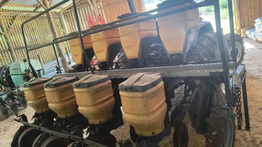 Plantadeira 4 linhas Valtra 2013