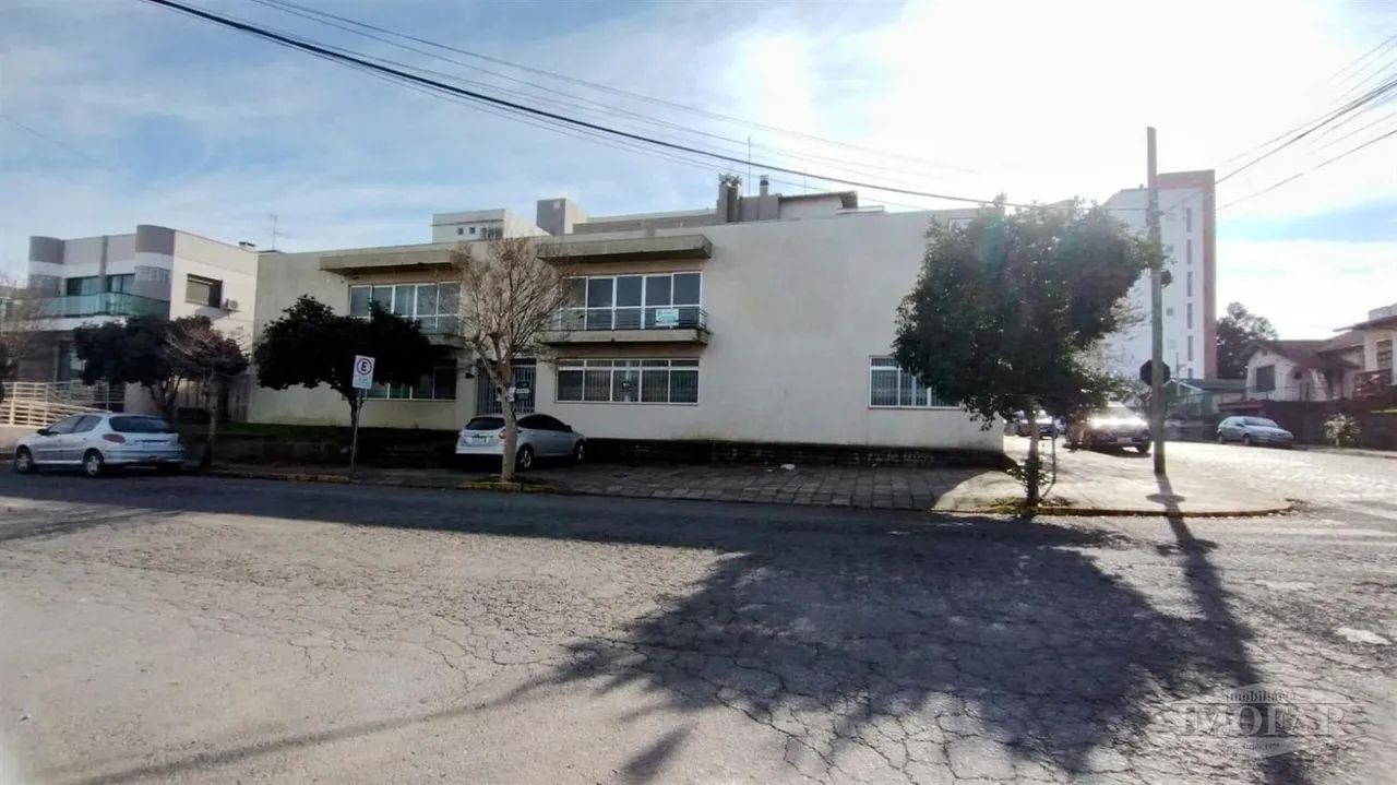 Localizado em um terreno de esquina no centro da cidade, apresentamos um prédio excepciona - Foto 2