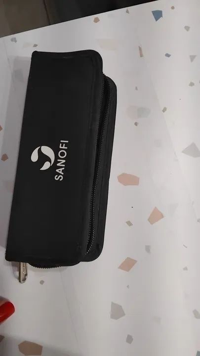 Bolsa Sanofi - Preta Porta Insulinas