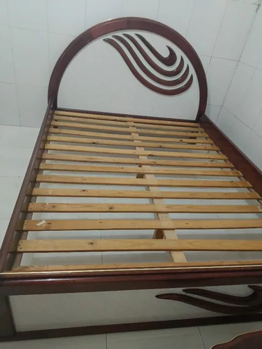 Cama casal Queen size e mesas d cabeceira 
