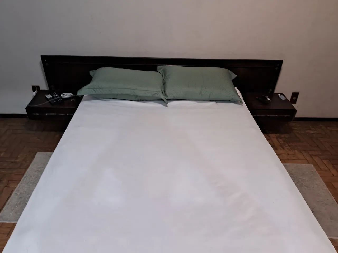 Cama Casal c/Cabeceira em Madeira trabalhada e com Gaveta