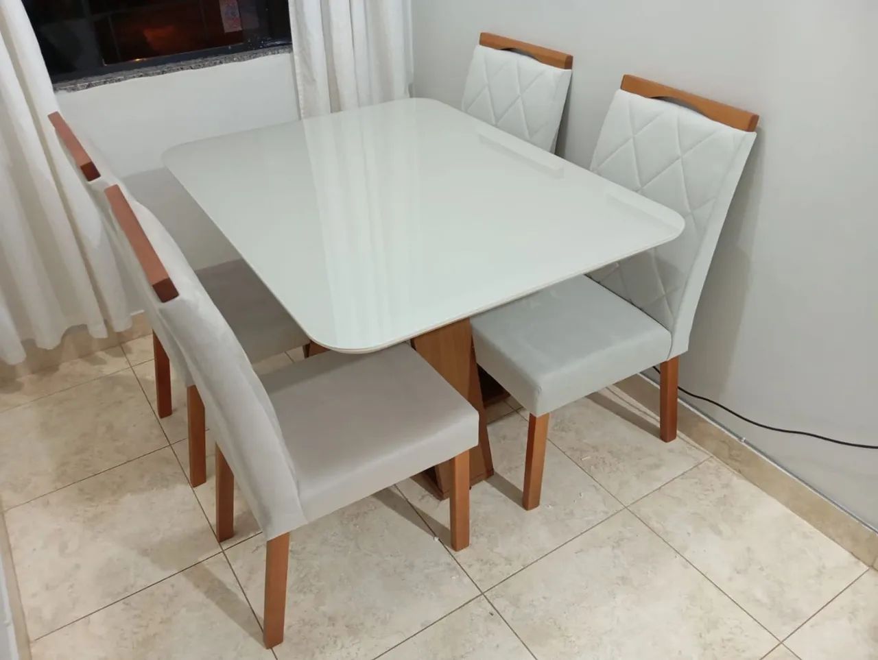 Mesa de jantar Sandiego 4 cadeiras em madeira
