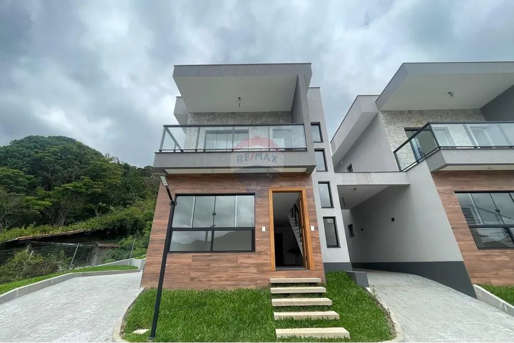"Teresópolis: Casa Luxuosa com Vista Deslumbrante"