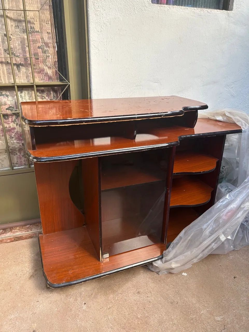 MAHOGANY RACK WITH GLASS DOOR