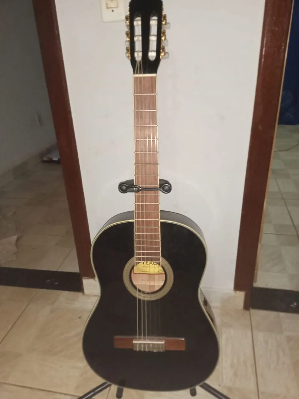 Violão Acústico Preto  com detalhes em dourado