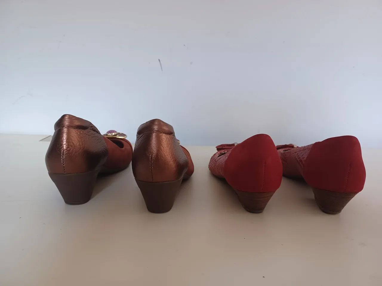 2 PARES SEMINOVOS POR 20 REAIS DESAPEGO FEMININO - Foto 2