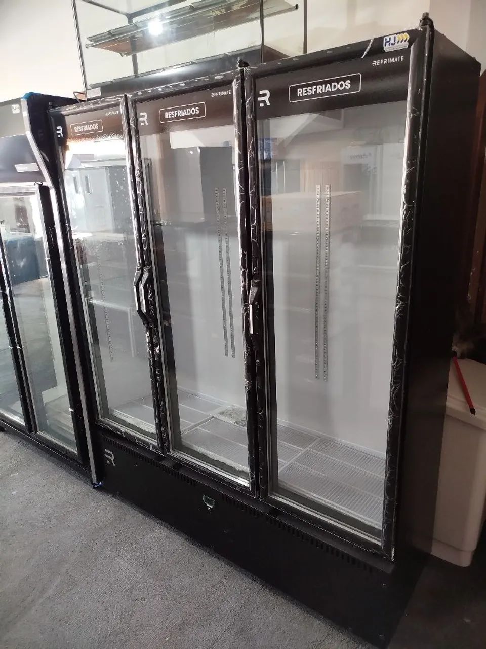R1 Expositor de bebidas 3 portas Refrimate