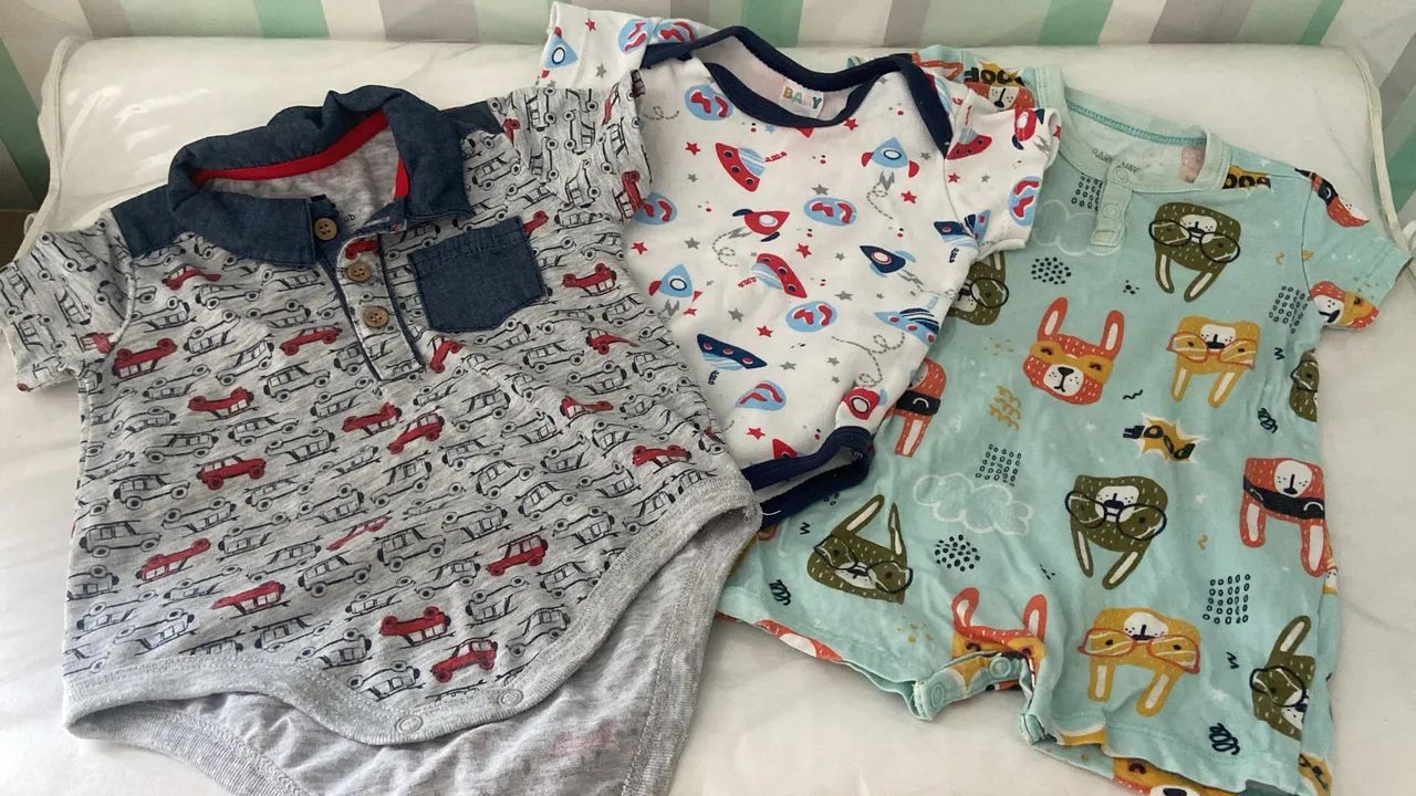 Lotinho de roupas e cabides infantis  - Foto 3