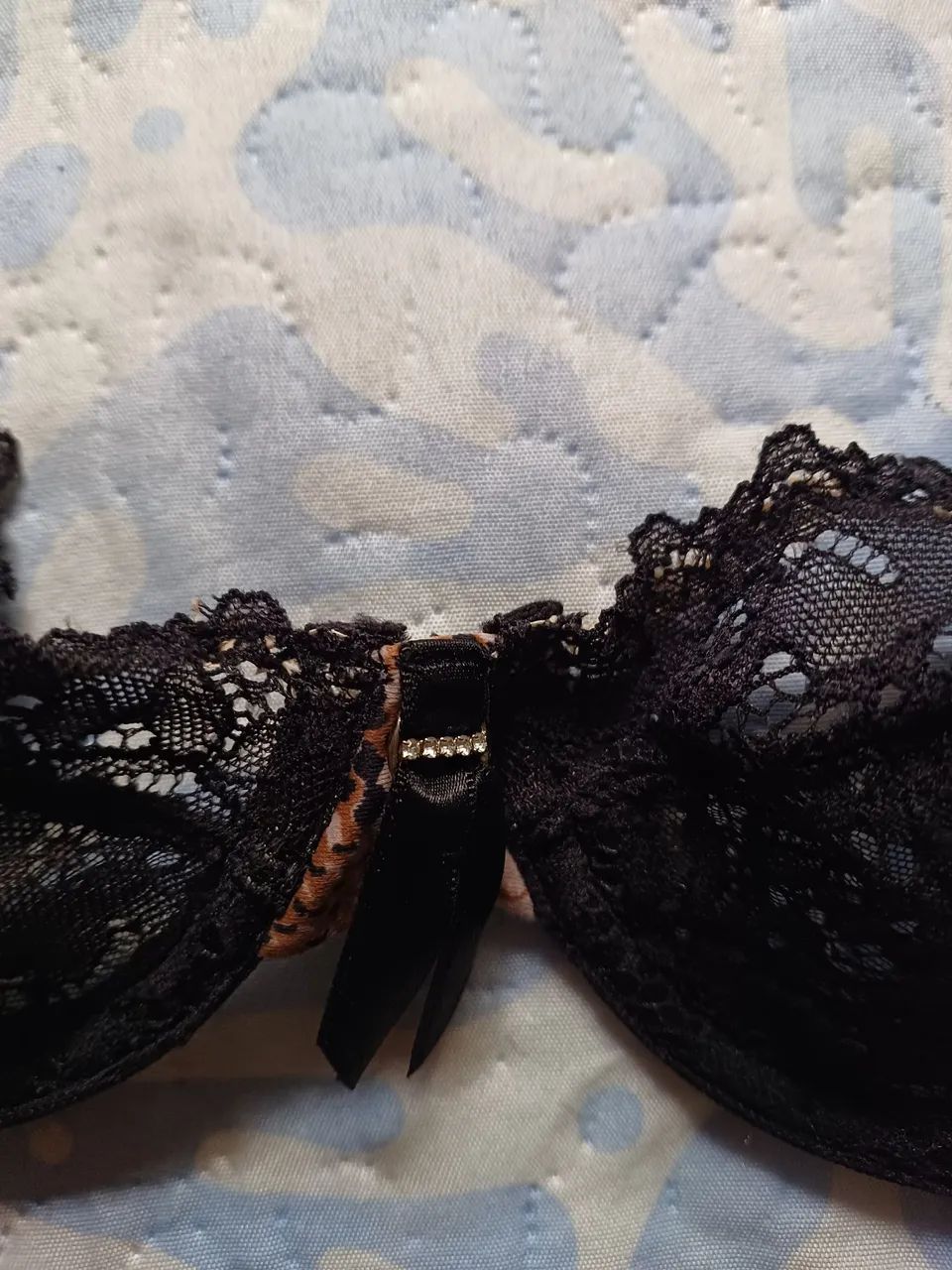 Sutiã de renda preto com detalhes em animal print Demillus 