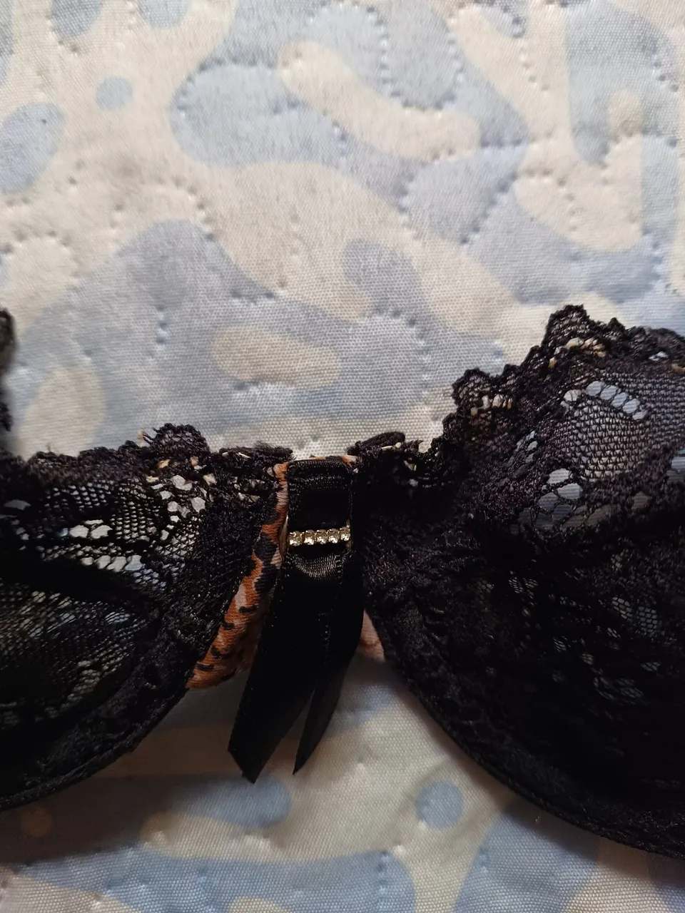 Sutiã de renda preto com detalhes em animal print Demillus