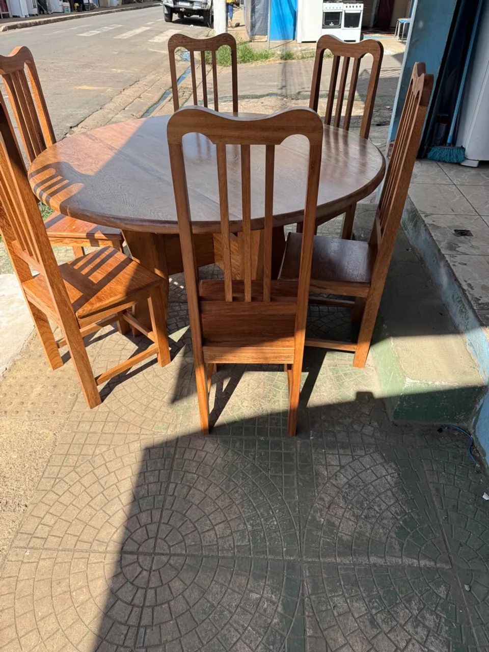 Mesa de madeira com 06 cadeiras - Foto 2