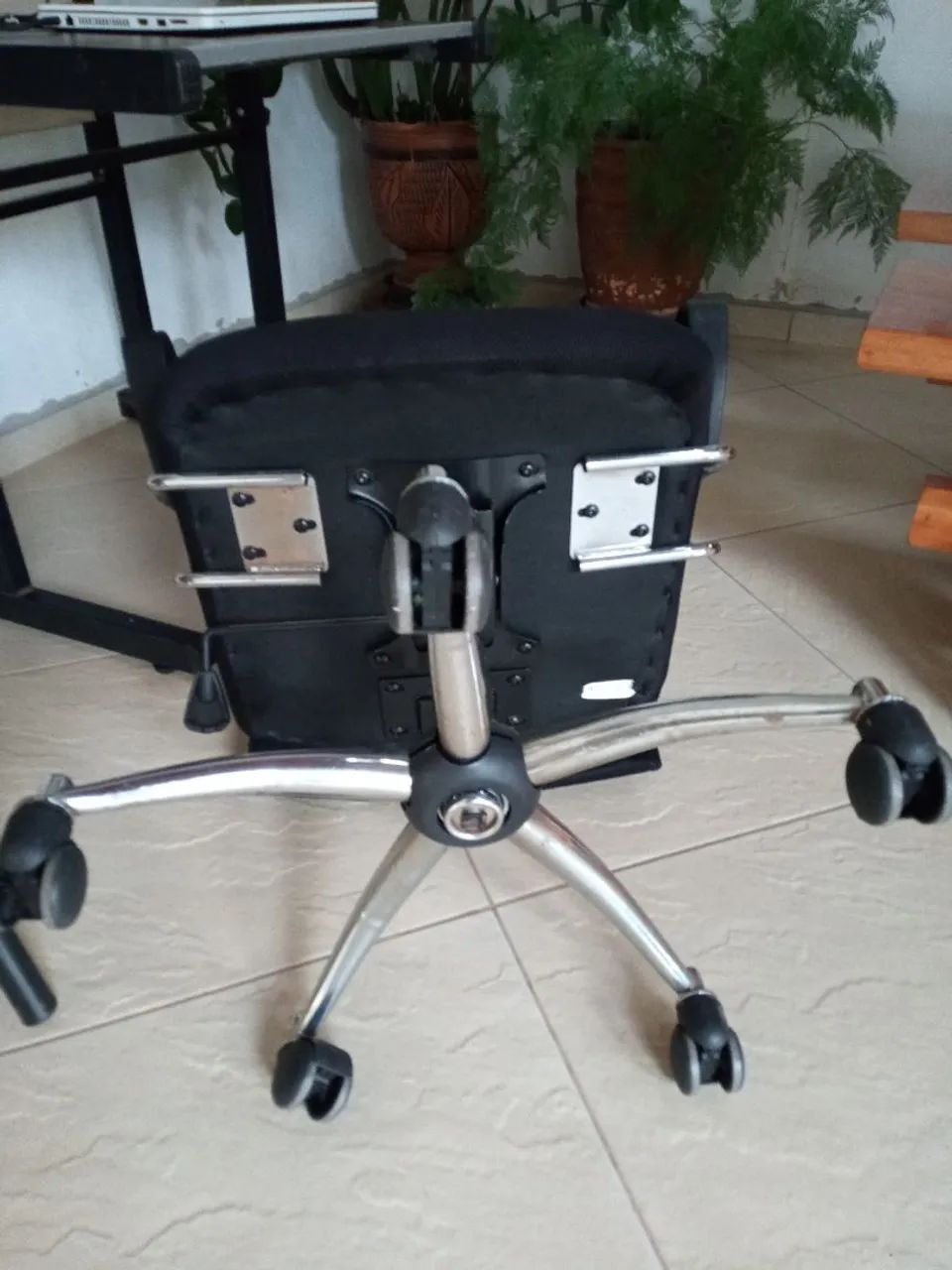 Cadeira de escritório ergonômica com tela mesh - Foto 4