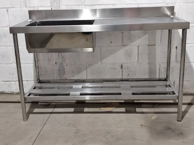 Pia em Aço Inox com Bancada Lateral e Rodobanca - Inclui Prateleira Inferior