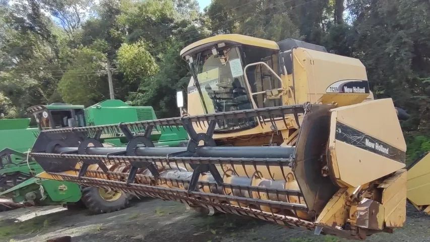 Colheitadeira New Holland - TC59, 23 pés. Fabricação 2004 - Foto 6