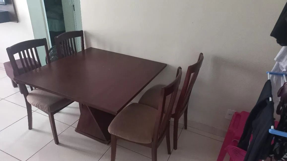Mesa com 4 cadeiras, painel , tv e sofa64520807142273122
