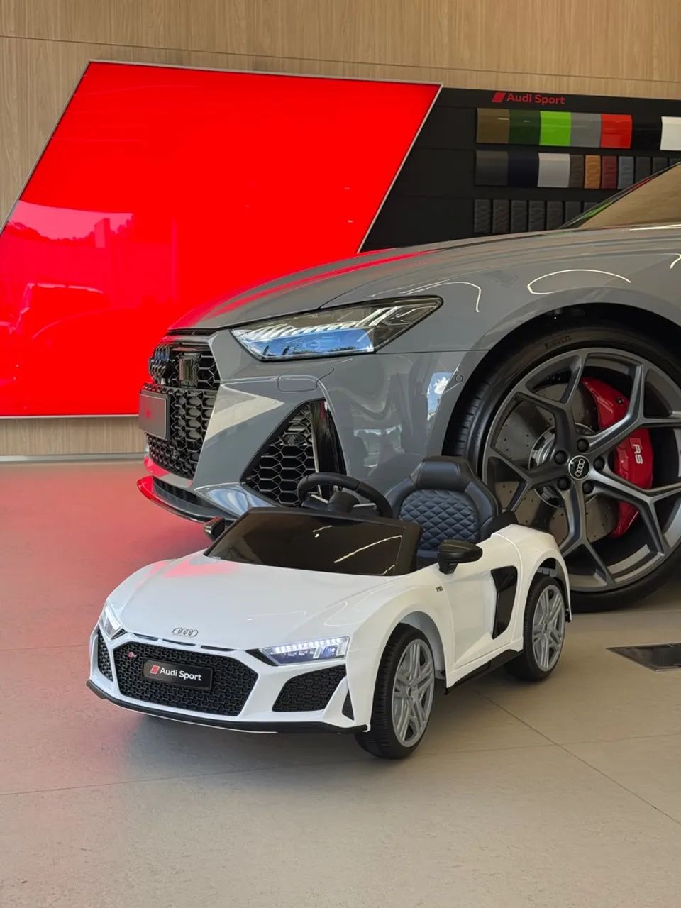 Miniatura Audi R8 Sport Elétrico Infantil - Foto 3