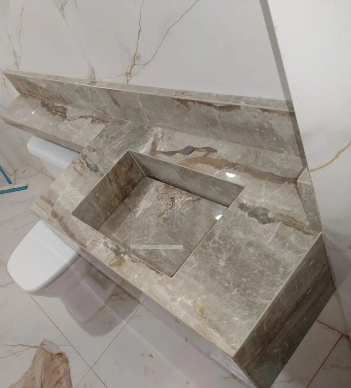 Pia com extensão de braço esculpida em porcelanato  - Foto 2