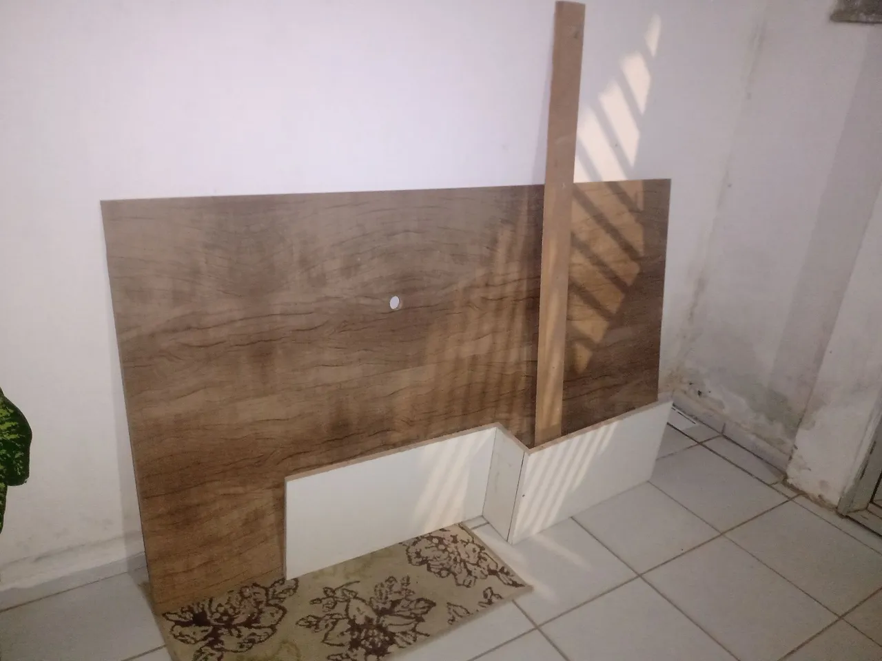 Painel para TV com prateleiras