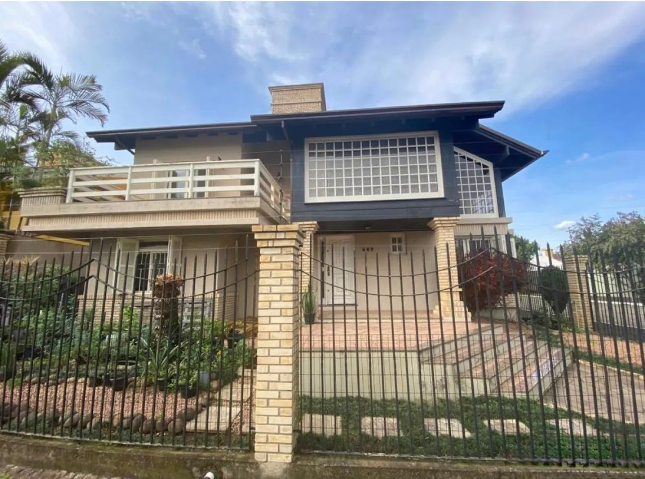 Lindo sobrado à venda em Canoas, é uma residência espaçosa e encantadora, perfeita para qu