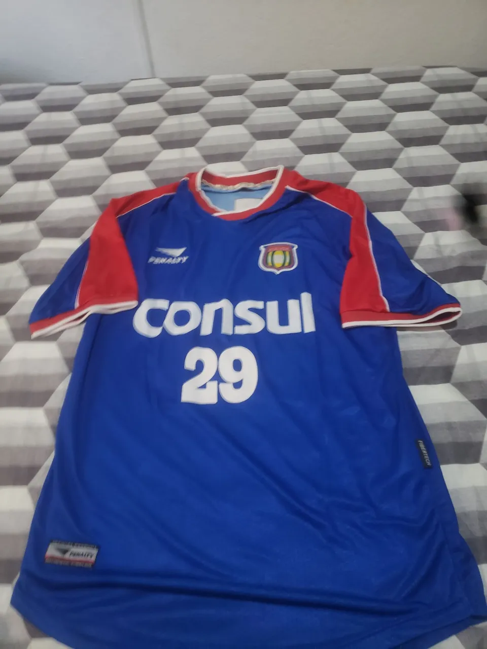 Camisa de Futebol Azul com Detalhes em Vermelho