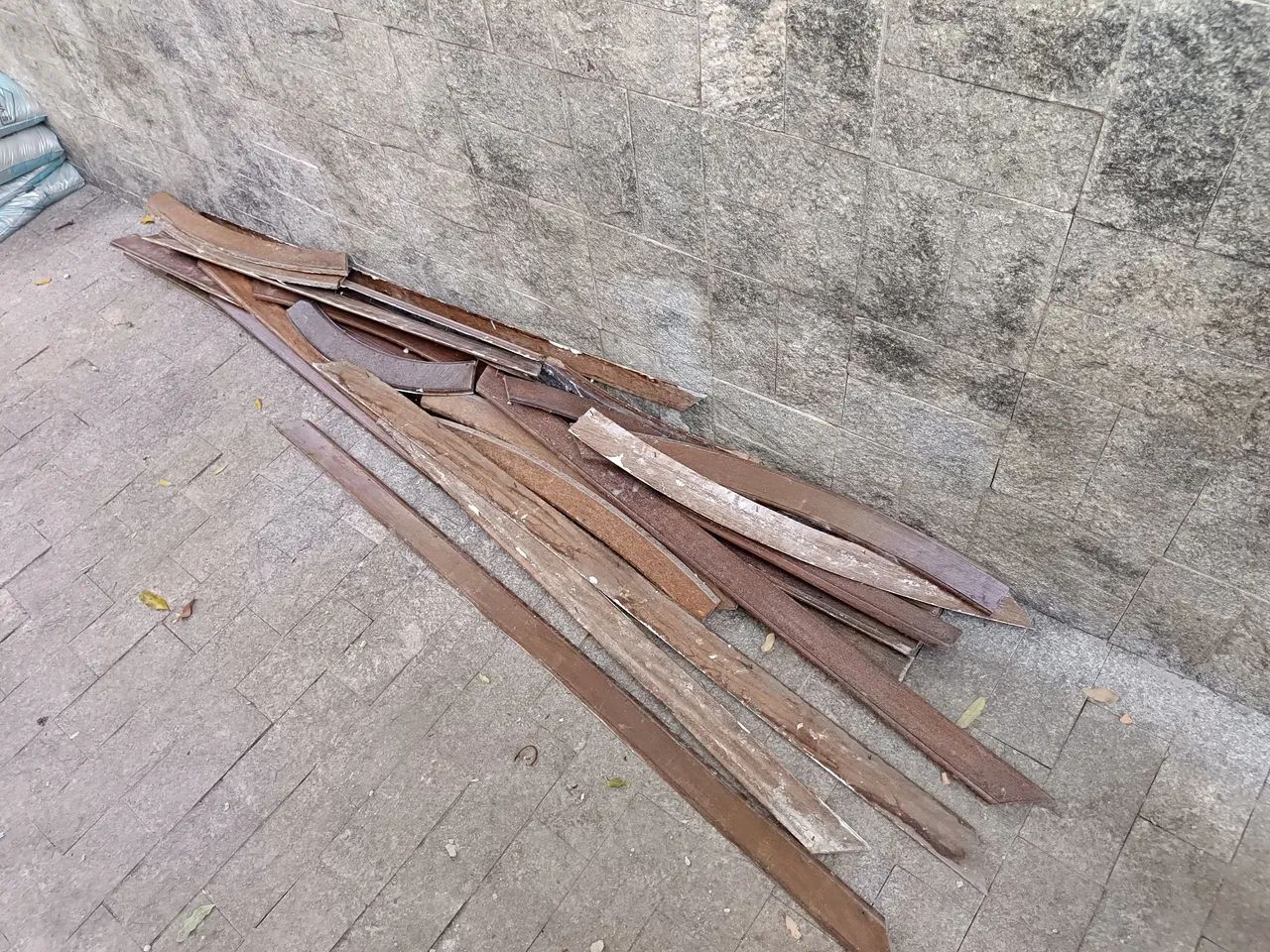 Kit com 2 janelas coloniais de madeira e uma porta de madeira. - Foto 4