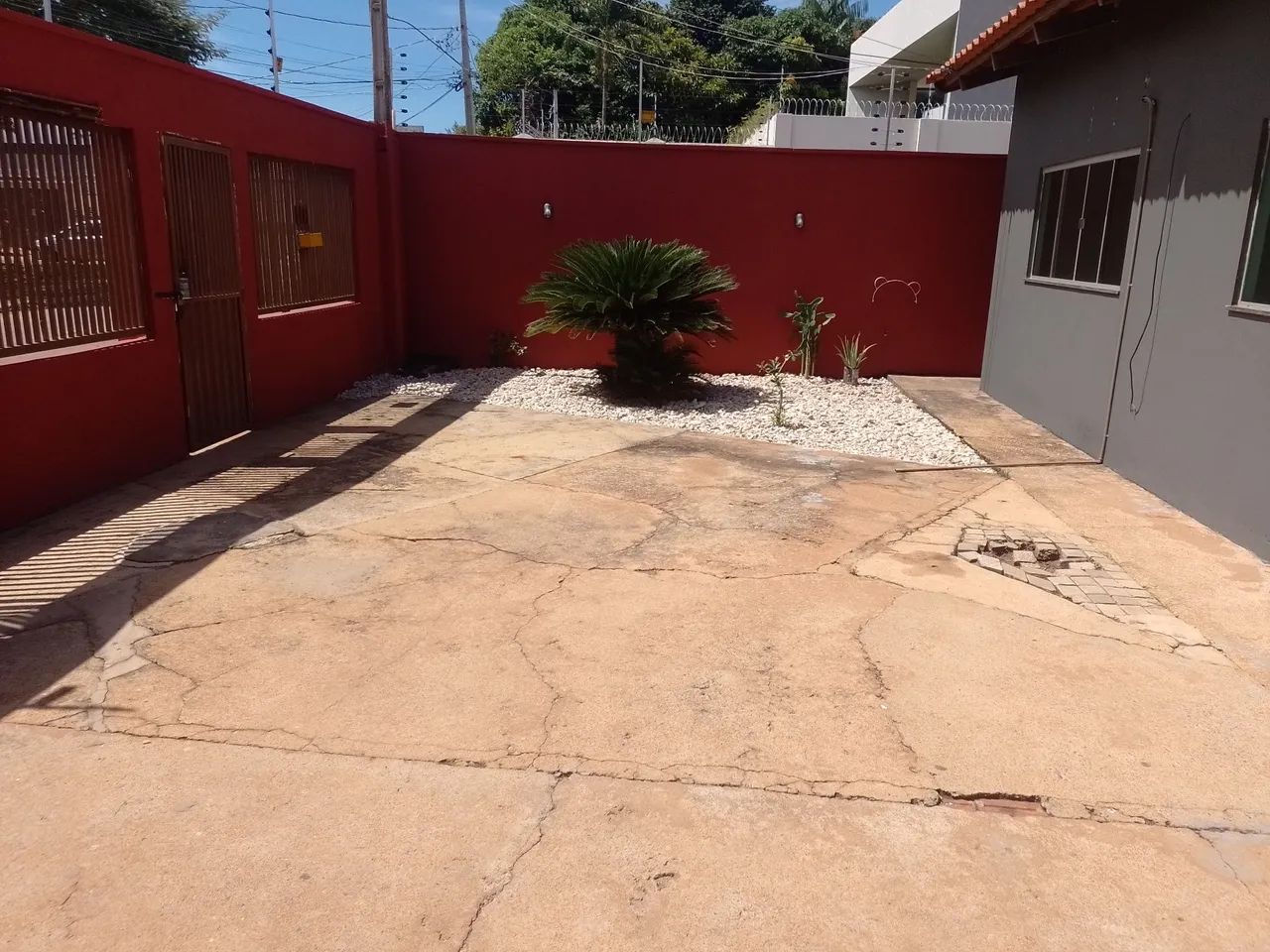 ALUGA CASA 3/4 SENDO 1 SUÍTE 407 SUL FRENTE A PRAÇA  - Foto 2