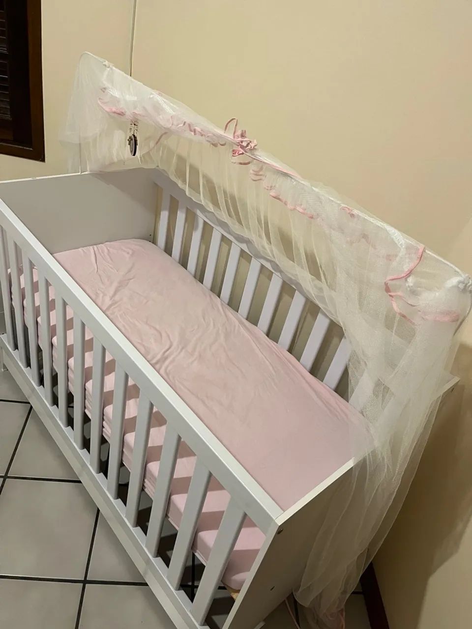 Berço com altura regulável 