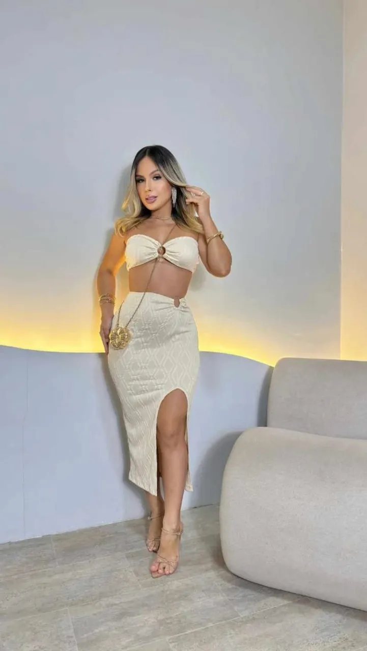 Conjunto Saia e Top Bege Elegante