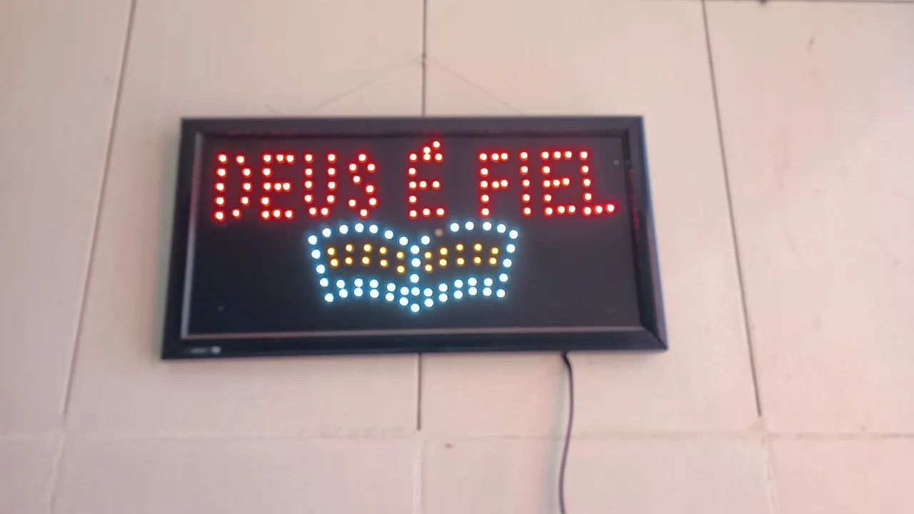 Letreiro DEUS É FIEL - Foto 2