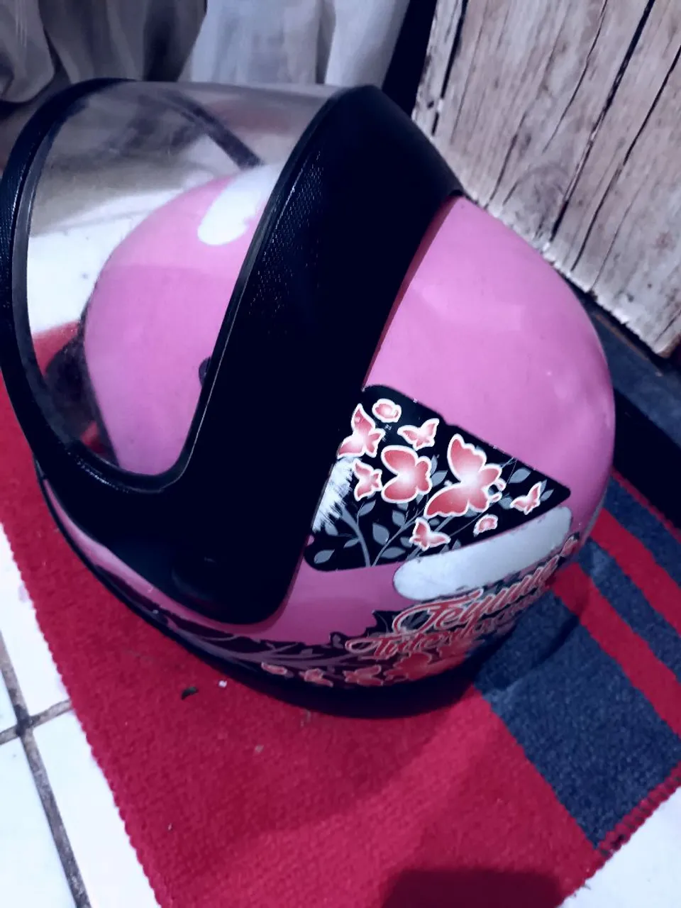 Capacete Rosa com Detalhes Florais