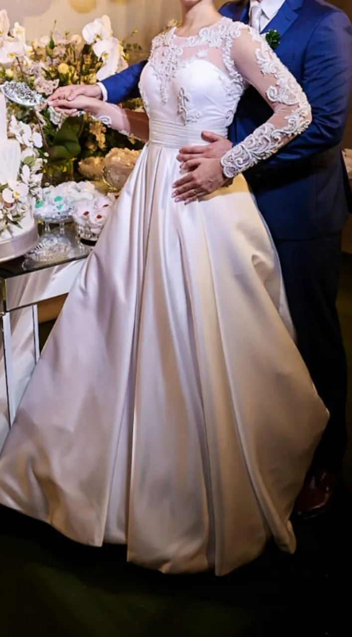 Vestido de noiva branco com renda bordada