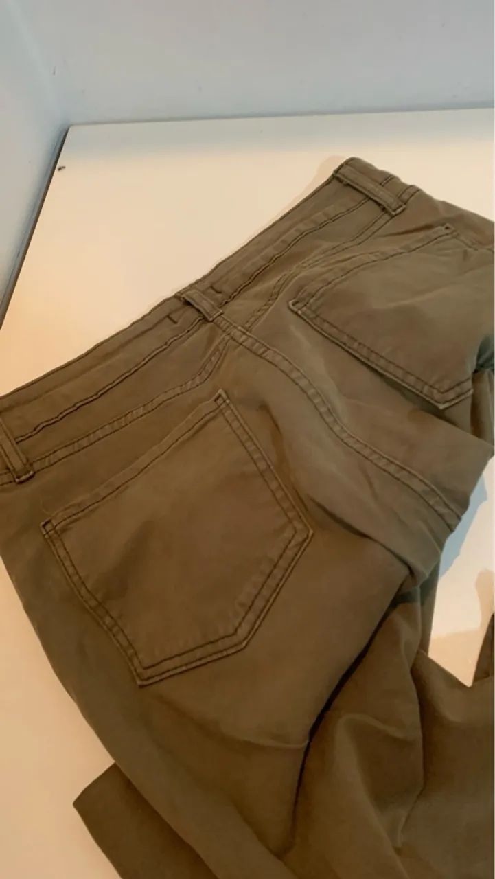 Calça Feminina Bege com Botões - Foto 4