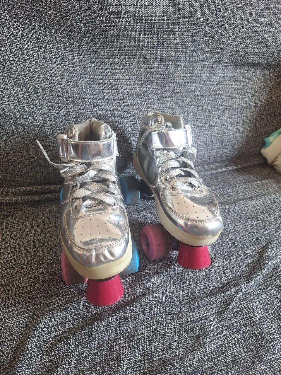 Patins 4 rodas cinza  - Foto 2