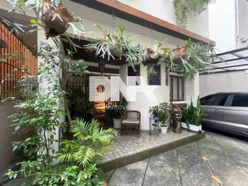 Casa de rua : Triplex / Residencial / Urca