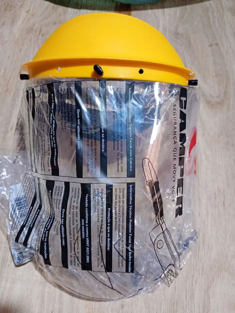 Máscaras de proteção facial em acrílico.