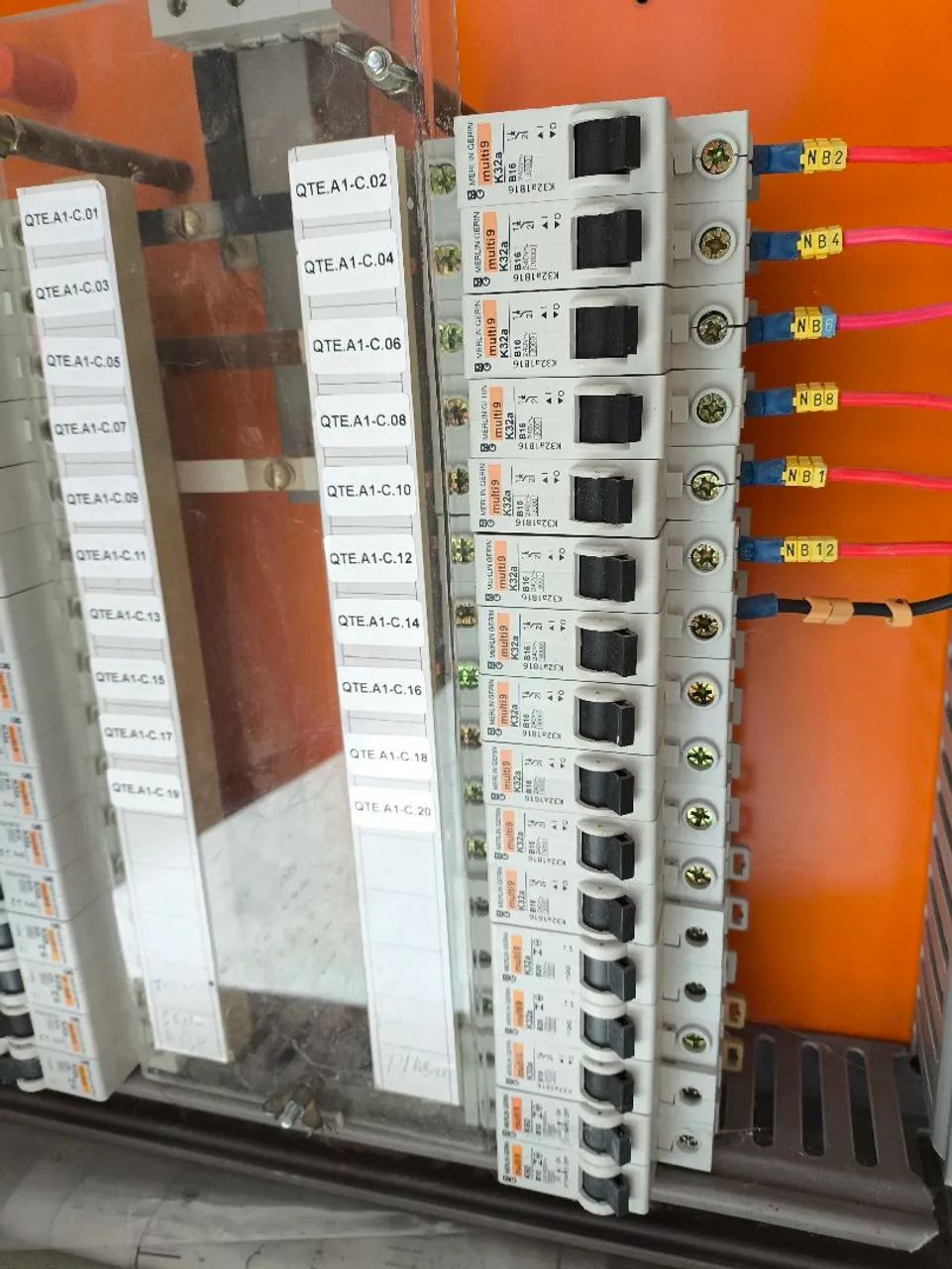 Caixa de disjuntor ou caixa de distribuição elétrica  - Foto 2