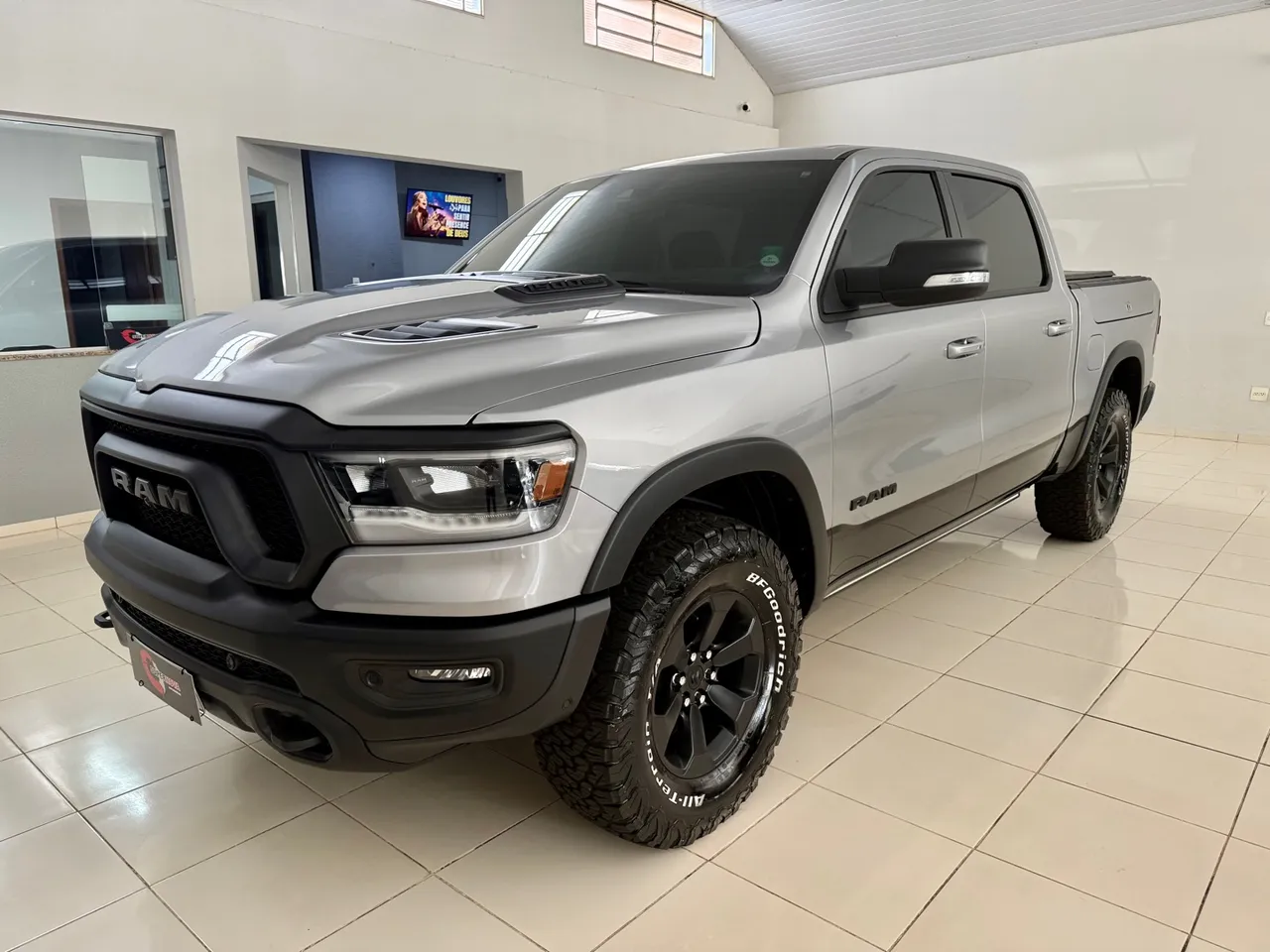 RAM 1500 REBEL 5.7 HEMI CD V8 4X4 AUT Usados e Novos