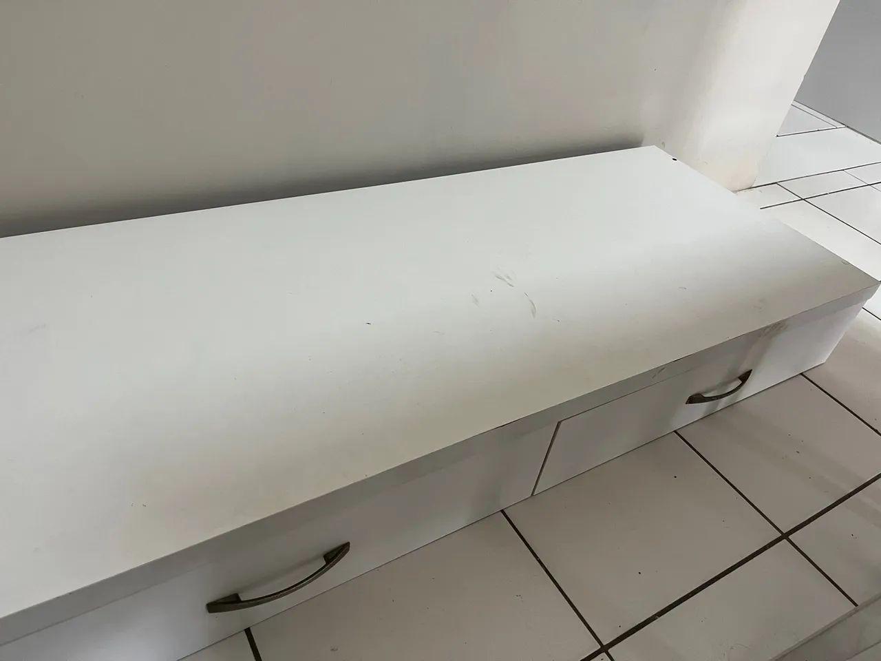 Escrivaninha branca com 2 gavetas