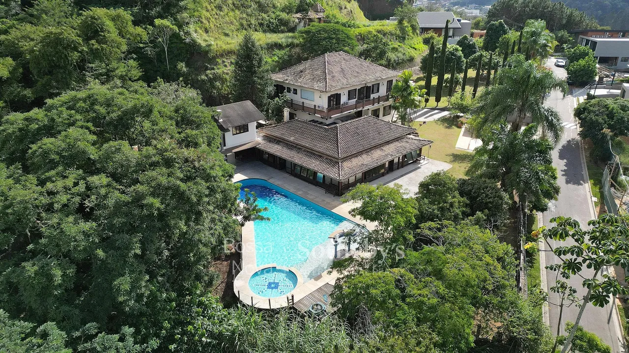 Linda casa à venda na Granja Brasil com ampla área de lazer e casa de hóspedes