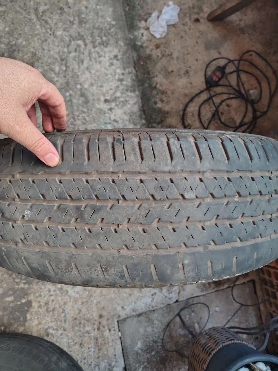 Vendo Pneus Meia Vida 205/65 R16 - Foto 2