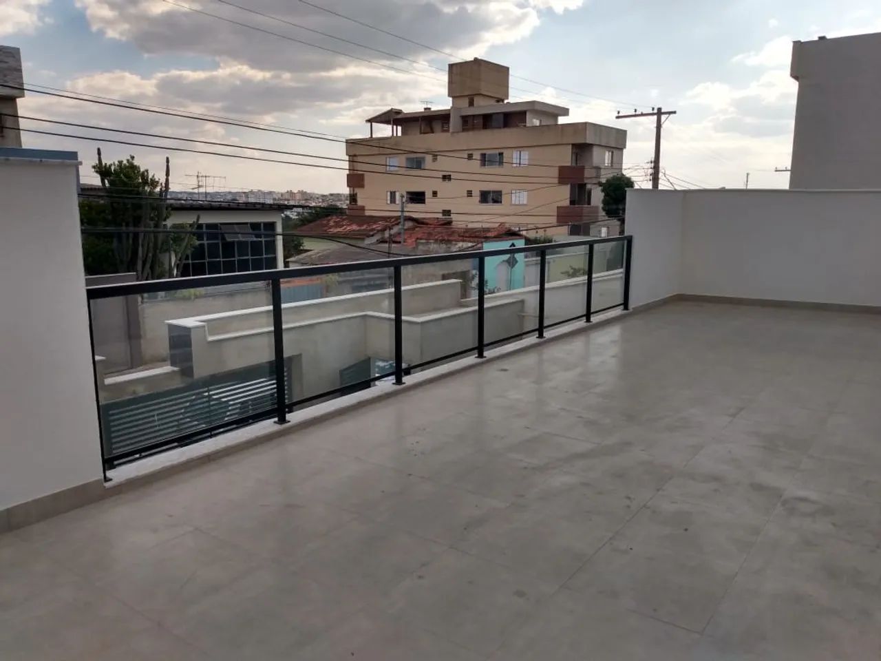 APARTAMENTO ÁREA PRIVATIVA EM "U", 160m², 3 QUARTOS, SUÍTE, VARANDA, 2 VAGAS COBERTAS NO P