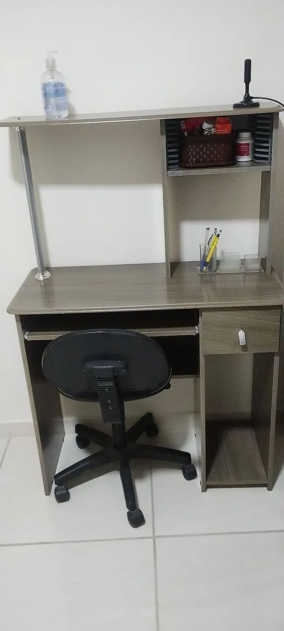 Mesa para computador em excelente estado 