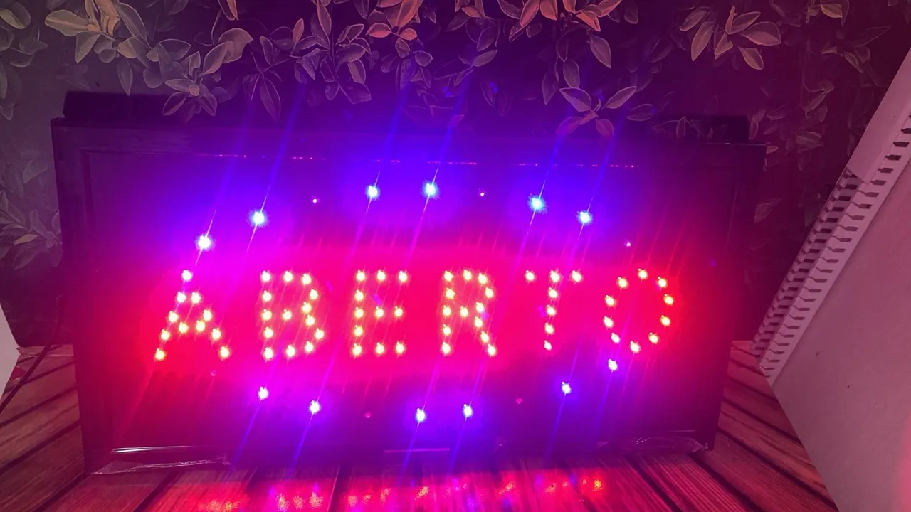 Placa Luminoso de LED com a Palavra "Aberto" em Luzes Vermelhas e Azuis - Unidade