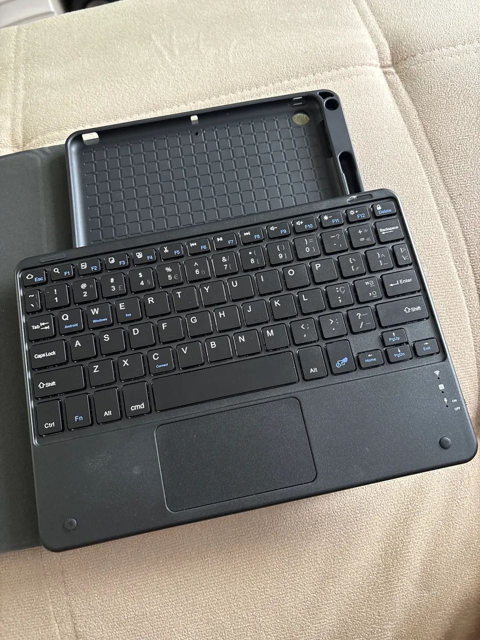 Capa com teclado ipad 8º/7º geração  - Foto 2