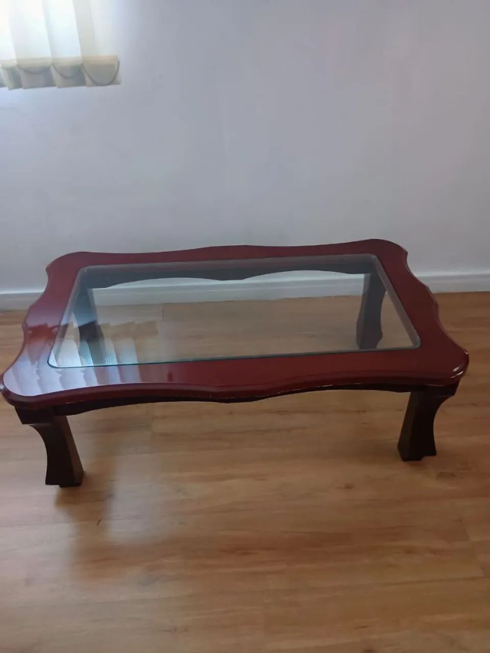 Mesa de Centro em Madeira com Tampo de Vidro