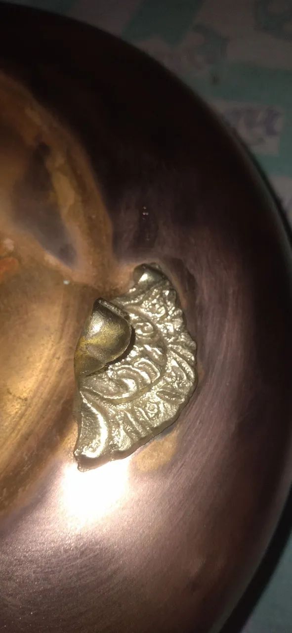 Tacho de cobre antigo com tres pes em formato de patas - Foto 4