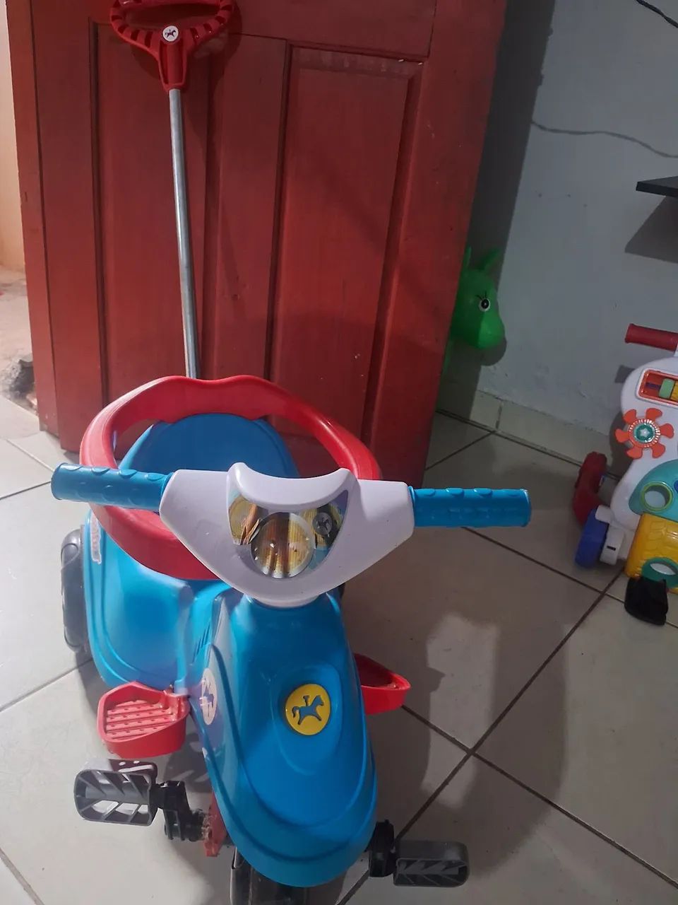 carrinho infantil de passeio com pedal e empurrador - Foto 2