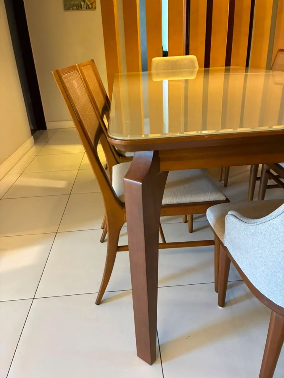 Vendo mesa de madeira com tampo de vidro e 6 cadeiras. - Foto 4