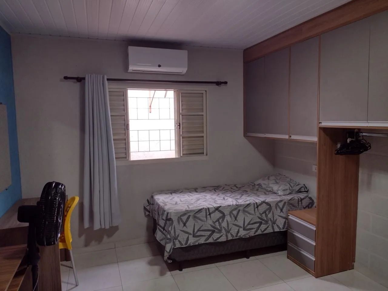 Quarto de solteiro mobiliado